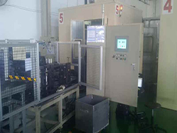 1463729625127570.jpg 鋁鉑切割機(jī)現(xiàn)場圖.jpg